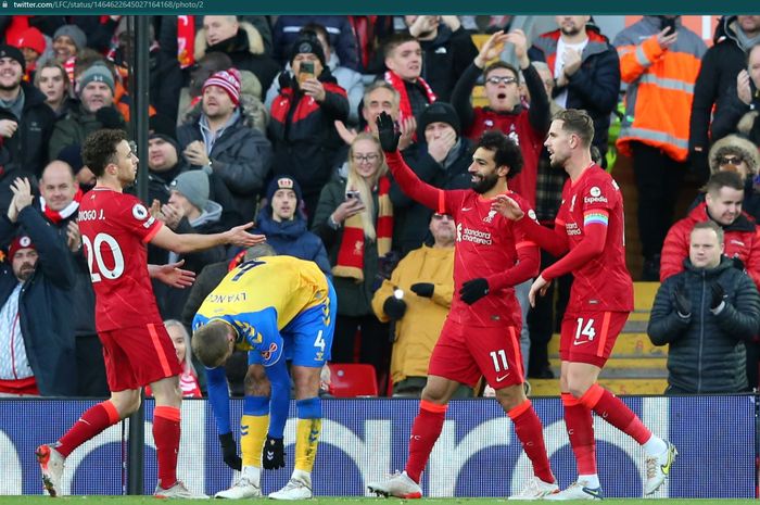 Momen Diogo Jota, Mohamed Salah, dan Jordan Henderson rayakan gol ke gawang Southampton.