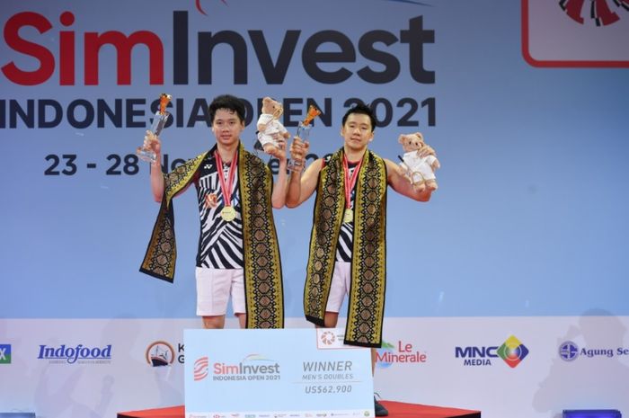 Pasangan ganda putra Indonesia, Marcus Fernaldi Gideon/Kevin Sanjaya Sukamuljo, berdiri di podium juara setelah memenangi final Indonesia Open 2021 yang digelar di Bali International Convention Centre, Bali, 28 November 2021.
