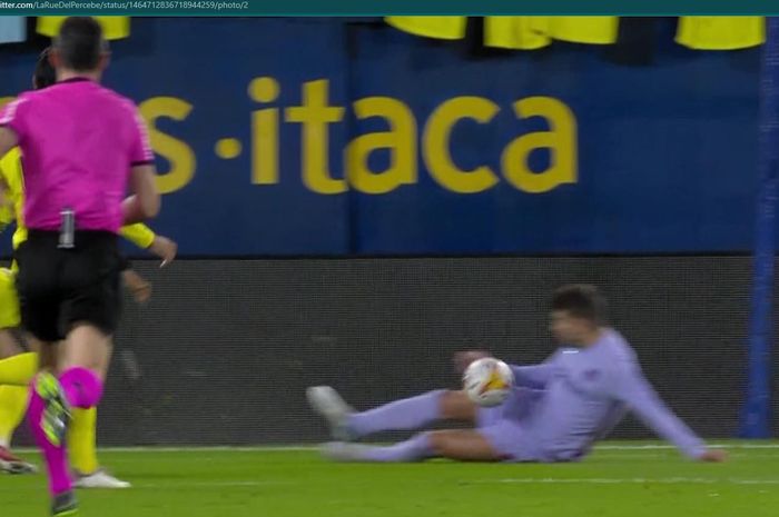 Momen bola mengenai tangan Gerard Pique di dalam kotak penalti Barcelona.
