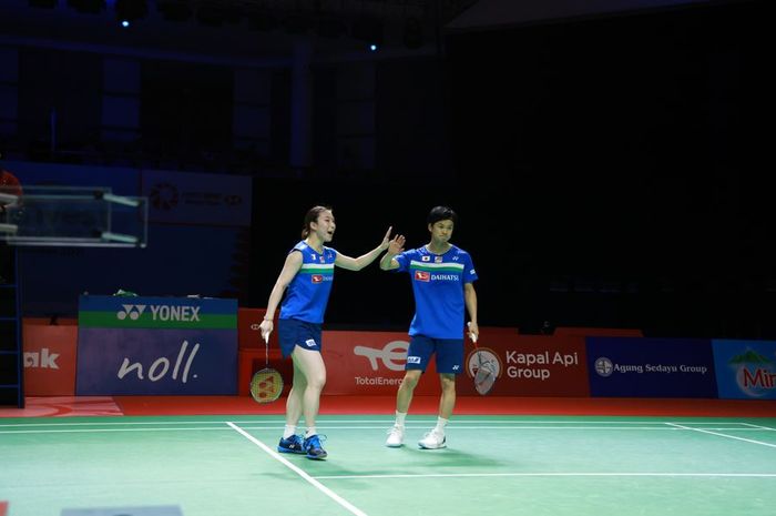 Pasangan ganda campuran Jepang, Yuta Wataneb/Arisa Higashino, saat tampil pada semifinal Indonesia Open 2021 di Bali International Convention Centre &amp; The Westin Resort, Nusa Dua, Bali, Sabtu (27/11/2021). 