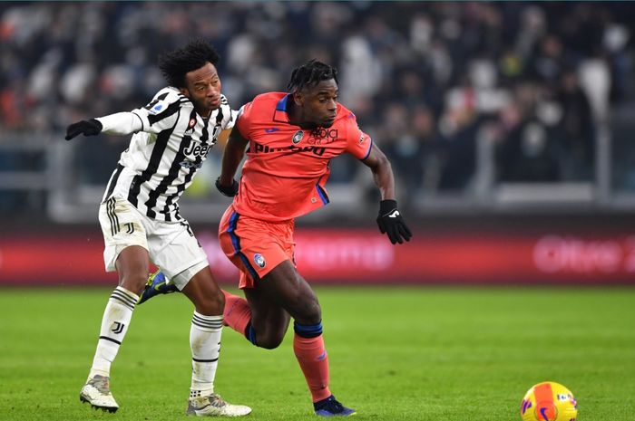 Duvan Zapata berduel dengan Juan Cuadrado pada laga Juventus kontra Atalanta.