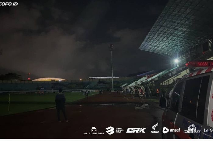 Kondisi Stadion Moch Soebroto, Magelang, Jawa Tengah saat lampu padam jelang pertandingan antara Borneo FC melawan Persija Jakarta, Senin (29/11/2021)