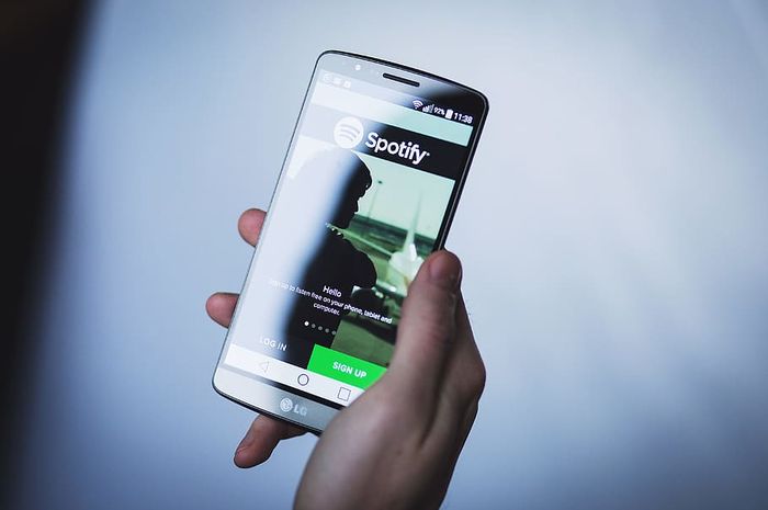 Spotify memangkas 11 podcast dan memberhentikan 5% stafnya