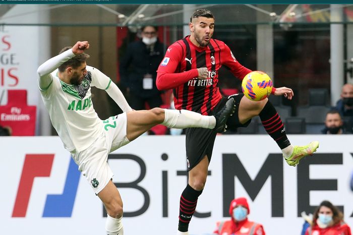 Pemain AC Milan, Theo Hernandez, berduel dengan salah satu pemain Sassuolo pada laga yang berlangsung di San Siro.