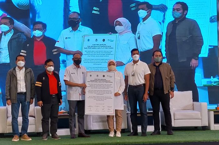 Hasani Abdulgani (anggota Exco PSSI), Menteri Ketenagakerjaan Ida Fauziyah, Ketua Komisi X DPR Syaiful Huda, Wakil Ketua DPR Muhaimin Iskandar dan Dirut BPJS Anggoro foto bersama dalam acara signing komitmen bersama perlindungan ketenagakerjaan bagi pesepakbola dan atlet profesional di menara BNI, Jakarta, Selasa (30/11/2021).