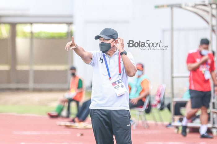 Pelatih RANS Cilegon FC, Rahmad Darmawan, sedang memberikan intruksi kepada para pemainnya dalam laga pekan ke-10 Liga 2 2021 di Stadion Madya, Senayan, Jakarta, 1 Desember 2021.