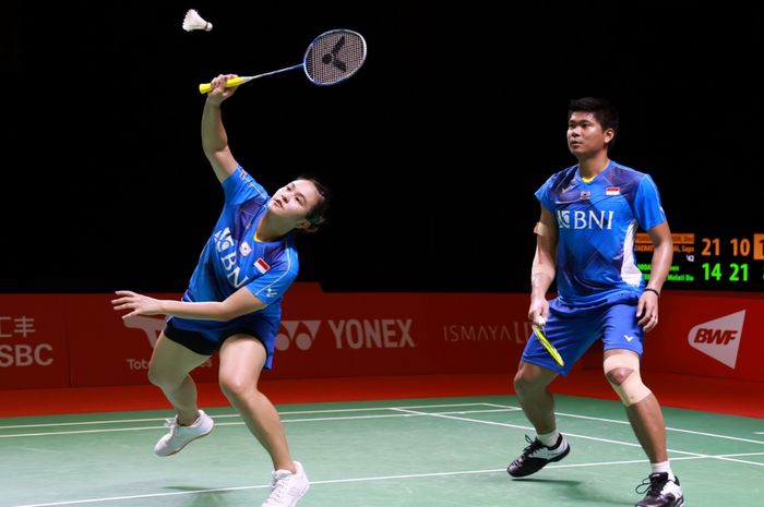 Pasangan ganda campuran Indonesia, Praveen Jordan/Melati Daeva Oktavianti, saat bertanding melawan wakil Thailand, Dechapol Puavaranukroh/Sapsiree Taerattanachai, pada laga penyisihan Grup B BWF World Tour Finals 2021 di Bali International Convention Centre &amp; Westin Resort, Nusa Dua, Bali, Rabu (1/1