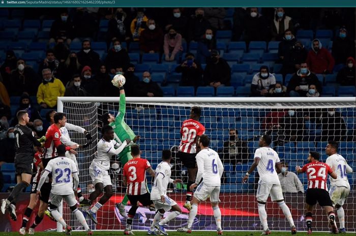 Thibaut Courtois melakukan penyelamatan krusial saat Real Madrid menghadapi Athletic Bilbao dalam lanjutan Liga Spanyol 2021-2022.