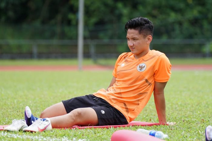 Pemain timnas Indonesia, Syahrian Abimanyu, dalam sesi latihan di Singapura, Jumat (3/12/2021)