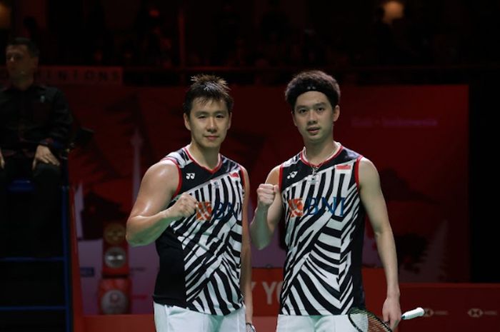 Pasangan ganda putra, Marcus Fernaldi Gideon/Kevin Sanjaya Sukamuljo, usai menang atas Lee Yang/Wang Chi-lin pada babak semifinal BWF World Tour Finals 2021 di Bali International Convention Centre, Nusa Dua, Bali, Sabtu (4/12/2021).