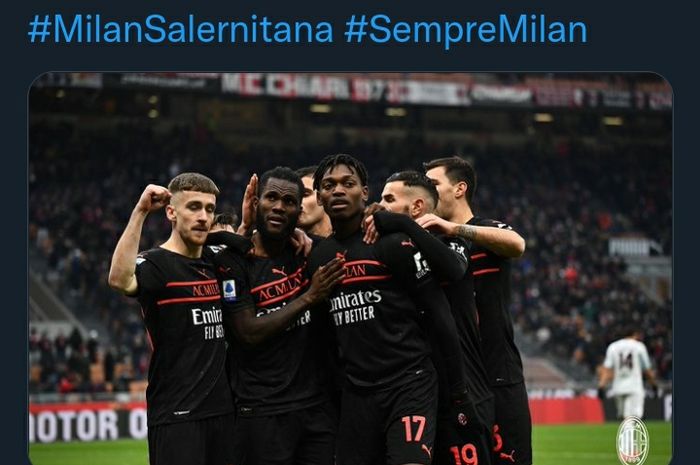Para pemain AC Milan merayakan gol Franck Kessie (dua dari kiri) pada laga lanjutan Liga Italia melawan Salernitana di Stadion San Siro, Sabtu (4/12/2021).