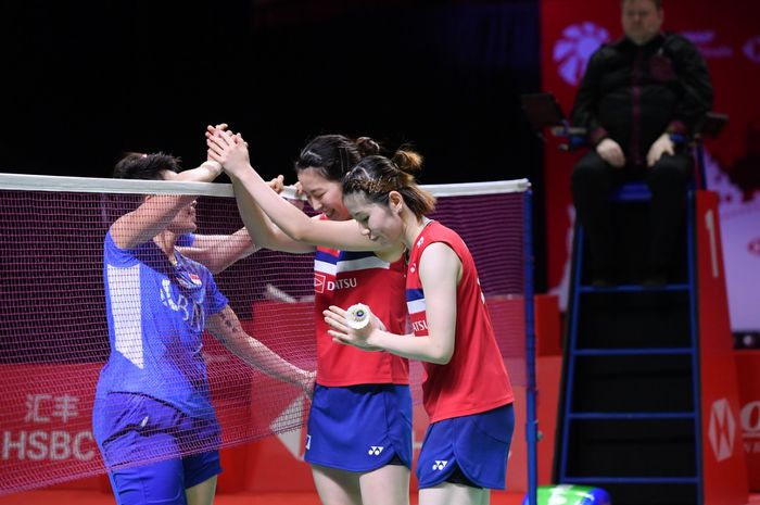 Pasangan ganda putri Indonesia, Greysia Polii/Apriyani Rahyu (jersey biru), berjabat tangan dengan wakil Jepang, Nami Matsuyama/Chiharu Shida, setelah pertandingan semifinal BWF World Tour Finals 2021 di  Bali International Convention Centre &amp; Westin Resort, Nusa Dua, Bali Sabtu (4/12/2021). Greysia/Apriyani gagal menghentikan laju sempurna Matsuyama/Shida pada Indonesia Badminton Festival.