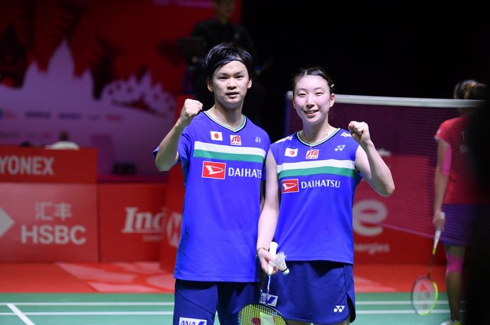 Pasangan ganda campuran Jepang, Yuta Watanabe/Arisa Higashino, berpose seusai semifinal BWF World Tout Finals 2021 di Bali International Convention Centre, Nusa Dua, Sabtu (4/12/2021).