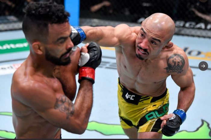 Momen bentrokan Jose Aldo (kanan) dengan Rob Font (kiri) pada UFC Vegas 44 (5/12/2021).