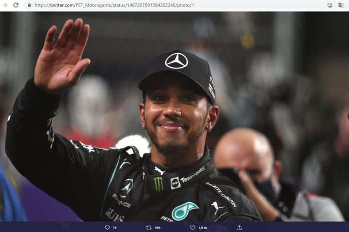 Pembalap Mercedes, Lewis Hamilton, melambaikan tangan ke arah penggemar pada balapan F1 GP Arab Saudi 2021.