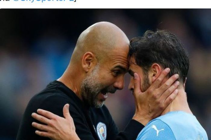 Pelatih Manchester City, Pep Guardiola, melakukan selebrasi bareng Bernardo Silva.