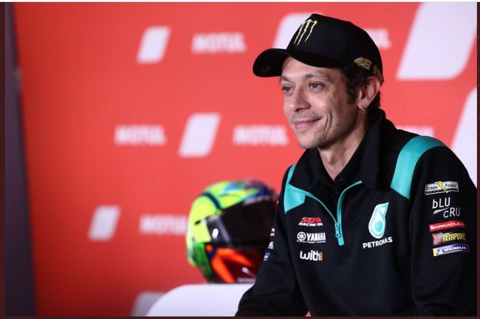 Legenda MotoGP, Valentino Rossi, saat masih berseragam Petronas Yamaha SRT pada MotoGP 2021. Setelah semusim bersama tim satelit Yamaha, Valentino Rossi memilih pensiun dari MotoGP.