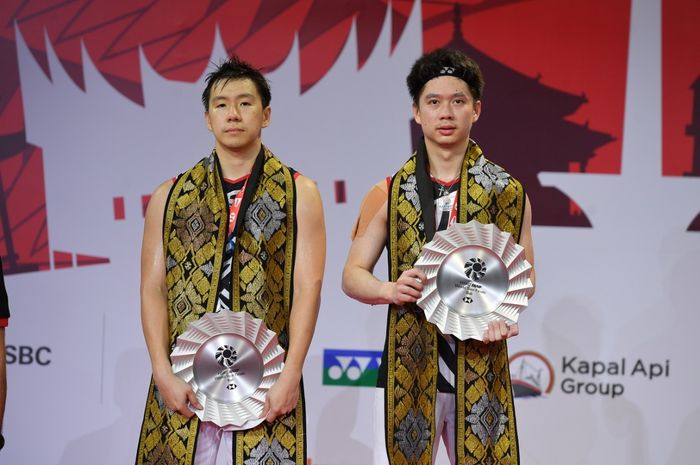 Pasangan ganda putra Indonesia, Marcus Fernaldi Gideon/Kevin Sanjaya Sukamuljo, setelah menjadi runner-up BWF World Tour Finals 2021 di Bali International Convention Centre, Nusa Dua, Minggu (5/12/2021).