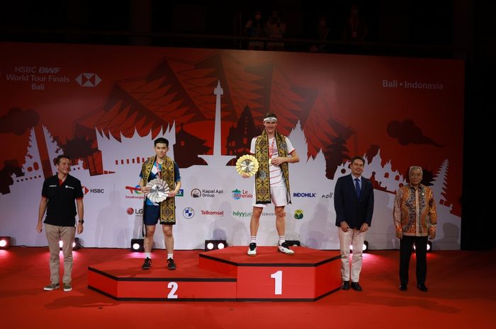 Pebulu tangkis tunggal putra Thailand, Kunlavut Vitidsarn, (kedua dari kiri) di podium BWF World Tour Finals 2021, Bali International Convention Centre, Nusa Dua, Bali, Minggu (5/12/2021).