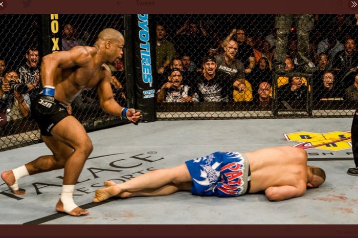 Momen Rashad Evans (kiri) memukul KO legenda UFC, Chuck Liddell (6/9/2008).