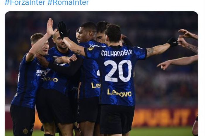 Pemain Inter Milan merayakan gol mereka ke gawang AS Roma pada laga Liga Italia 2021-2022.