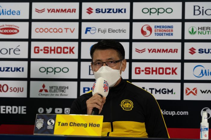 Pelatih timnas Malaysia, Tan Cheng Hoe, memberikan keterangan saat timnya menghadapi Kamboja di Piala AFF 2020.