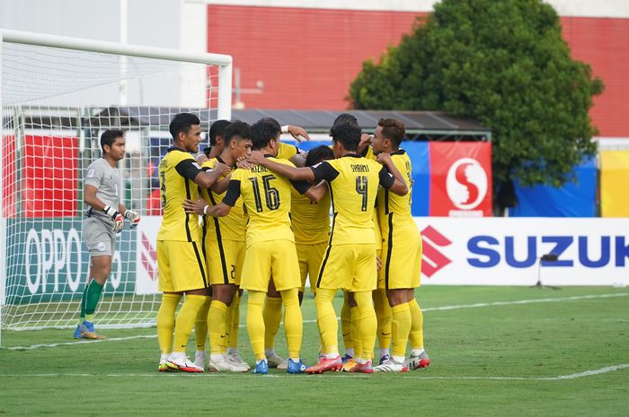 Pemain timnas Malaysia merayakan gol yang dicetak Safawi Rashid ke gawang Kamboja pada fase grup Piala AFF 2020.