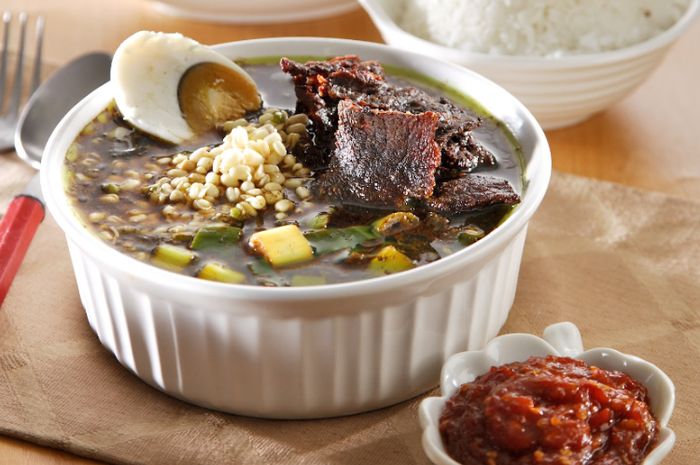 Sajian rawon daging goreng untuk menu makan siang enak hari ini.