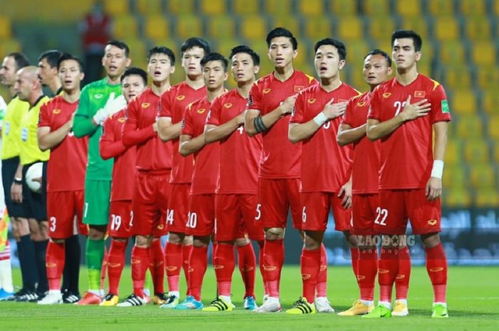 Skuat Timnas Vietnam menyanyikan lagu kebangsaannya sebelum bertanding. Fans Vietnam protes karena tak bisa mendengar suara lagu kebangsaaan itu sebelum melawan Laos pada laga perdana Piala AFF 2020 di Stadion Bishan, Singapura, Senin (6/7/2021).