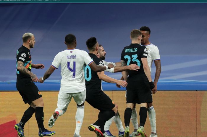 Momen pertengkaran antara Eder Miliato dan Nicolo Barella pada laga Real Madrid kontra Inter Milan dalam matchday ke-6 Grup D Liga Champions 2021-2022.