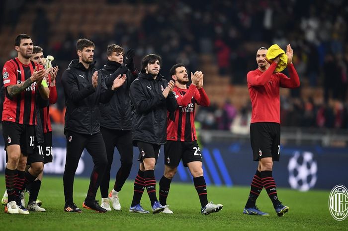 Para pemain AC Milan memberikan penghormatan kepada para suporter usai laga kontra Liverpool berakhir di San Siro.