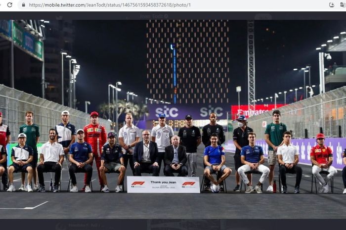 Presiden FIA, Jean Todt (tengah) ditemani CEO F1, Stefano Domenicali (tengah) dengan ditemani para pembalap kontestan F1 2021 di Sirkuit Jeddah, Arab Saudi, jelang F1 GP Arab Saudi 2021.