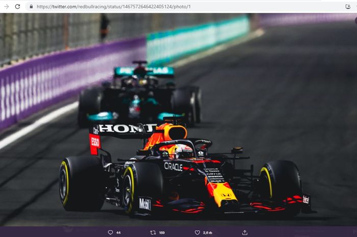 Pembalap Red Bull Racing, Max Verstappen (depan) tengah mengasapi pembalap Mercedes, Lewis Hamilton (belakang)  pada F1 GP Arab Saudi 2021 di Sirkuit Jeddah Corniche, Minggu (5/12/2021).