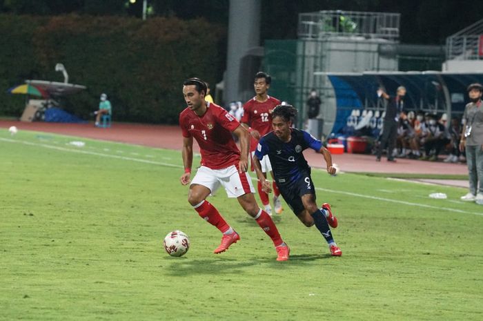 Aksi Ezra Walian dalam laga perdana timnas Indonesia di Piala AFF 2020 melawan Kamboja, Kamis (9/12/2021).