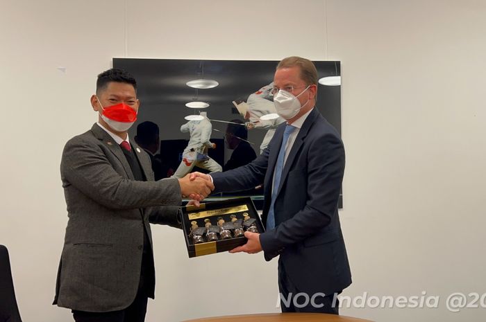 Presiden NOC Indonesia Raja Sapta Oktohari (kiri) dan Sekretaris Jenderal WADA Olivier Niggli di Lausanne, Swiss, Kamis (9/12/2021).