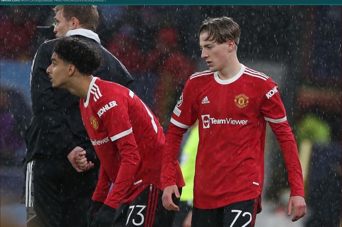 Pemain akademi Manchester United yang sempat dikira keturunan Indonesia, Zidane Iqbal, mencatatkan debut di Liga Champions pada laga melawan Young Boys bersama Charlie Savage.