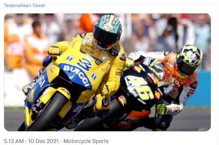 Momen saat Max Biaggi (depan) dan Valentino Rossi (belakang) saling adu cepat pada MotoGP