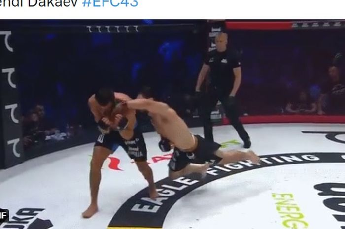 Pukulan terbang Mehdi Dakaev (kanan) pada ajang Eagle Fighting Championship atau EFC yang notabenenya hajatan tarung milik eks jagoan UFC, Khabib Nurmagomedov.