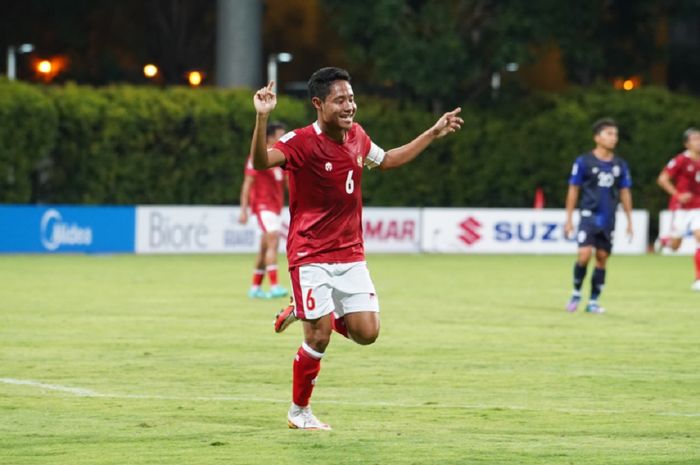 Kapten Timnas Indonesia Evan Dimas Darmono selebrasi seusai mencetak gol ke gawang Kamboja dalam Piala AFF 2020 di Stadion Bishan, Singapura, 9 Desember 2021.