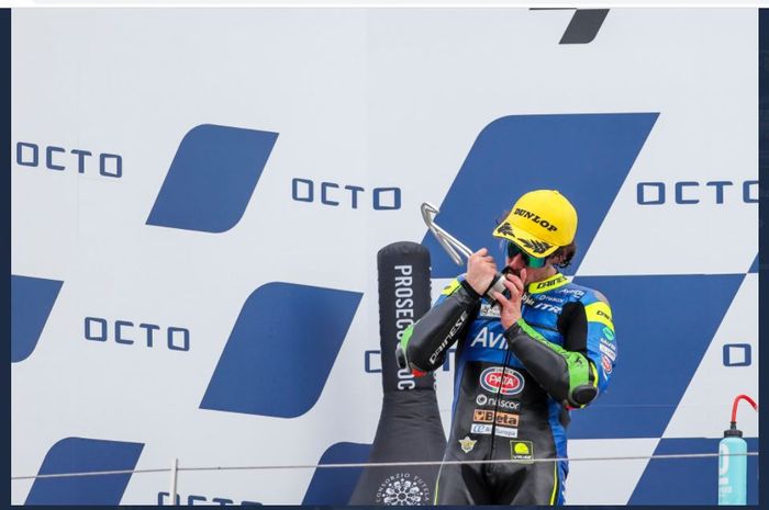 Niccolo Antonelli saat merayakan kesuksesan naik podium Moto3 San Marino 2021. Setelah 10 tahun berkarier, Antonelli akan mentas di Moto2 2022 bersama tim VR46 milik Valentino Rossi.