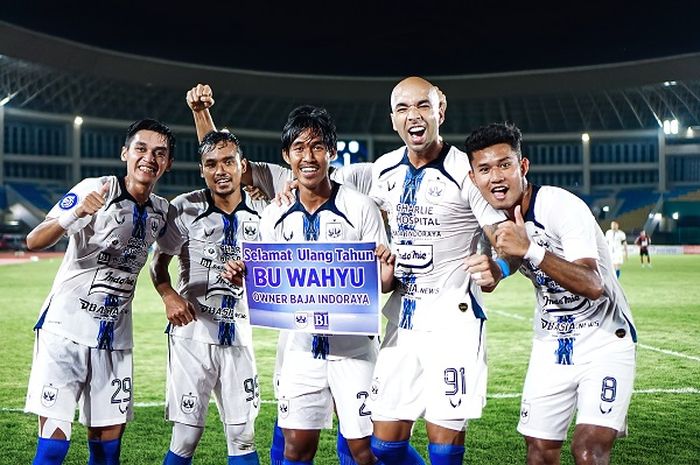 Para pemain PSIS Semarang merayakan gol Aqhsa Saniskara (tengah) ke gawang Persipura Jayapura dalam laga pekan ke-17 Liga 1 2021, Sabtu (11/12/2021).