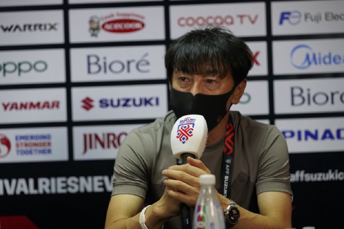 Pelatih Timnas Indonesia Shin Tae-yong berbicara dalam konferensi pers menjelang duel kontra Laos di Piala AFF 2020. Kini dia yakin bisa kembali bertemu Vietnam di final.