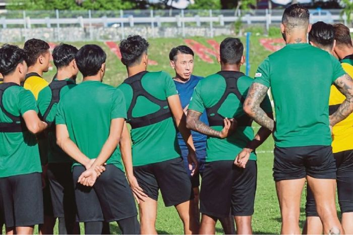 Pelatih Timnas Malaysia Tan Cheng Hoe memberi arahan kepada para pemainnya.