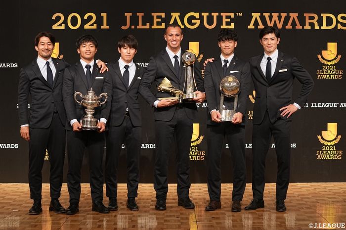 Leandro Damiao (tiga dari kanan) saat menjadi Pemain Terbaik Liga Jepang 2021.