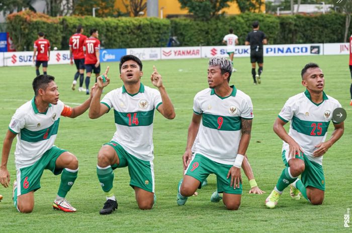 Asnawi Mangkualam Bahar (kedua dari kiri) selebrasi dengan rekan-rekannya seusai mencetak gol pertama Timnas Indonesia ke gawang Laos dari titik putih penalti dalam laga kedua Grup B Piala AFF 2020 di Stadion Bishan, Singapura, Minggu (12/12/2021).