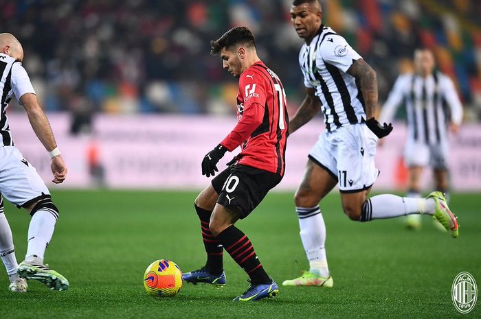  AC Milan hobi melakukan blunder yang berujung gol sehingga mereka takluk Udinese di babak pertama.