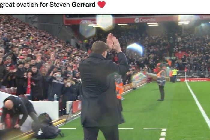 Momen Steven Gerrard mendapat tepuk tangan dari suporter Liverpool di Anfield.