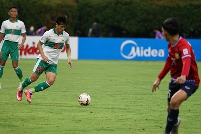 Alfreandra Dewangga saat mengiring bola dalam laga timnas Indonesia vs Laos dalam laga Grup B Piala AFF 2020, di Stadion Bishan, Singapura, Minggu (12/12/2021)