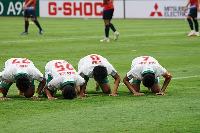 Para pemain timnas Indonesia melakukan selebrasi usai mencetak gol ke gawang Laos dalam laga kedua Piala AFF 2020, Minggu (12/12/2021).