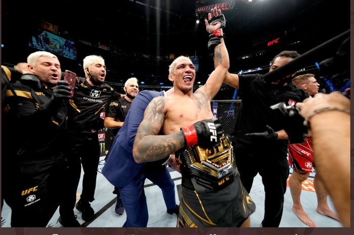 Calon lawan Islam Makhachev, Charles Oliveira, saat mempertahankan sabuk juara kelas ringan setelah mengalahkan Dustin Poirier dalam gelaran UFC 269, Minggu (12/12/2021) WIB di Las Vegas.
